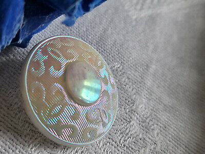 Bouton ancien en verre blanc irisé rose diamètre 2,1 cm D13F