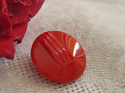 Bouton ancien en verre rouge relief travaillé diamètre: 2,1 cm G3O