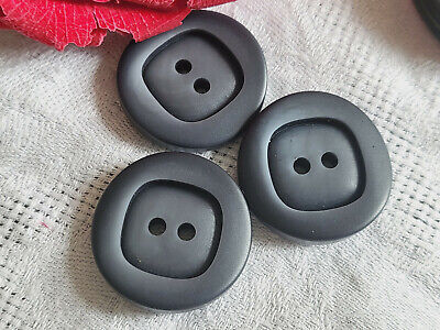 Trio gros boutons vintage gris travaillés diamètre 2,6 cm ref 5431