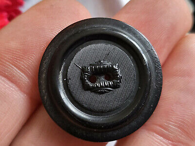 Bouton ancien noir travaillé motif matière à définir 2,7 cm D17C