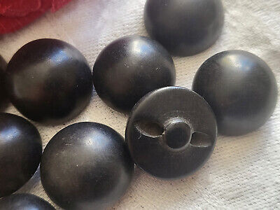 Lot 8 boutons anciens en bois bombé à pied diamètre 1,8 cm ref 2129
