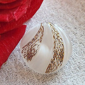 Bouton ancien en verre blanc laiteux doré diamètre 2,1 cm G13H