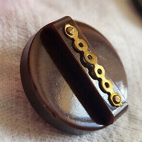 Elégant bouton ancien avec ornement laiton collection moderniste 2,3 cm ref 885
