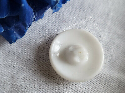 Bouton ancien en verre blanc irisé rose diamètre 2,1 cm D13F