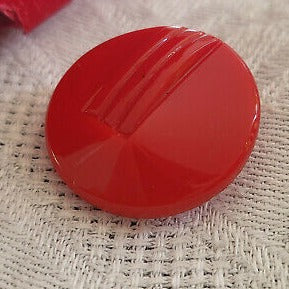 Bouton ancien en verre rouge relief travaillé diamètre: 2,1 cm G3O
