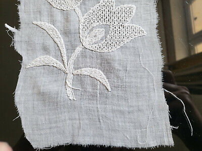 Broderie ancienne sur tissu hyper fin tulipe étamine récup incrustation B7-6
