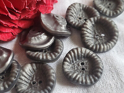 Lot 8 boutons anciens gris travaillés relief 2 trous diamètre: 2,1 cm ref 816