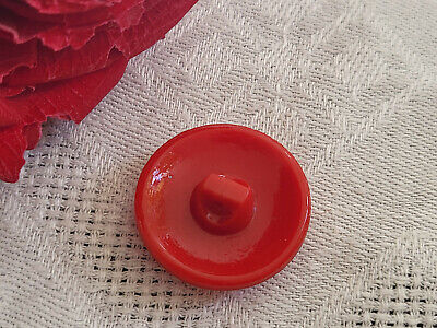 Bouton ancien en verre rouge relief travaillé diamètre: 2,1 cm G3O