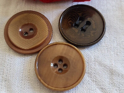 Trio gros boutons anciens en corozo travaillé diamètre 3,1 cm ref 5447