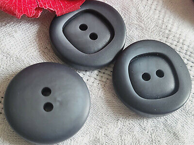 Trio gros boutons vintage gris travaillés diamètre 2,6 cm ref 5431