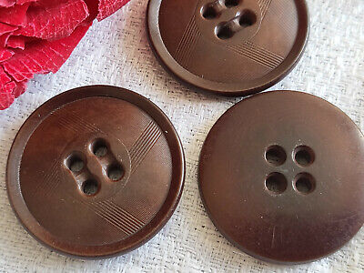Trio gros boutons anciens en corozo damassé marron diamètre 2,7 cm ref 110