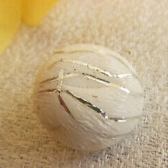 Bouton vintage en résine blanc argenté collection diamètre 2,1 cm D14P