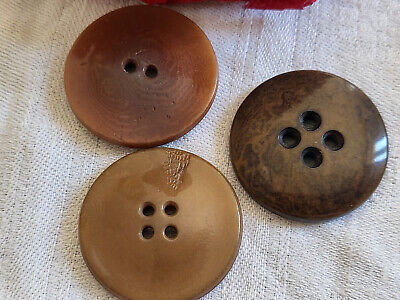 Trio gros boutons anciens en corozo travaillé diamètre 3,1 cm ref 5447