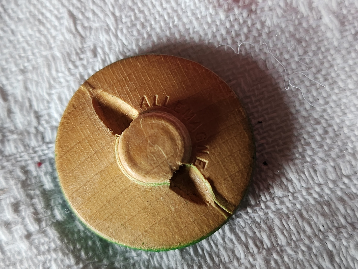 Ancien bouton en bois peint theme bateau collection pied diamètre 2,3 cm D18B