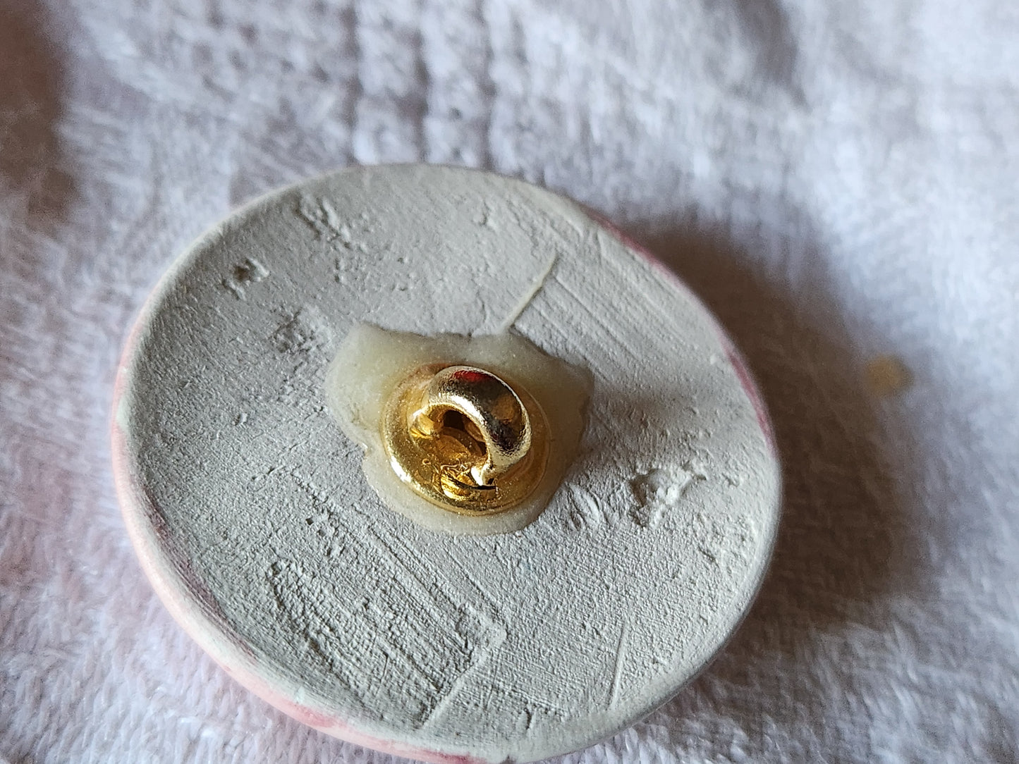 Enorme bouton vintage céramique parurier 3,2 cm pied rose D19N