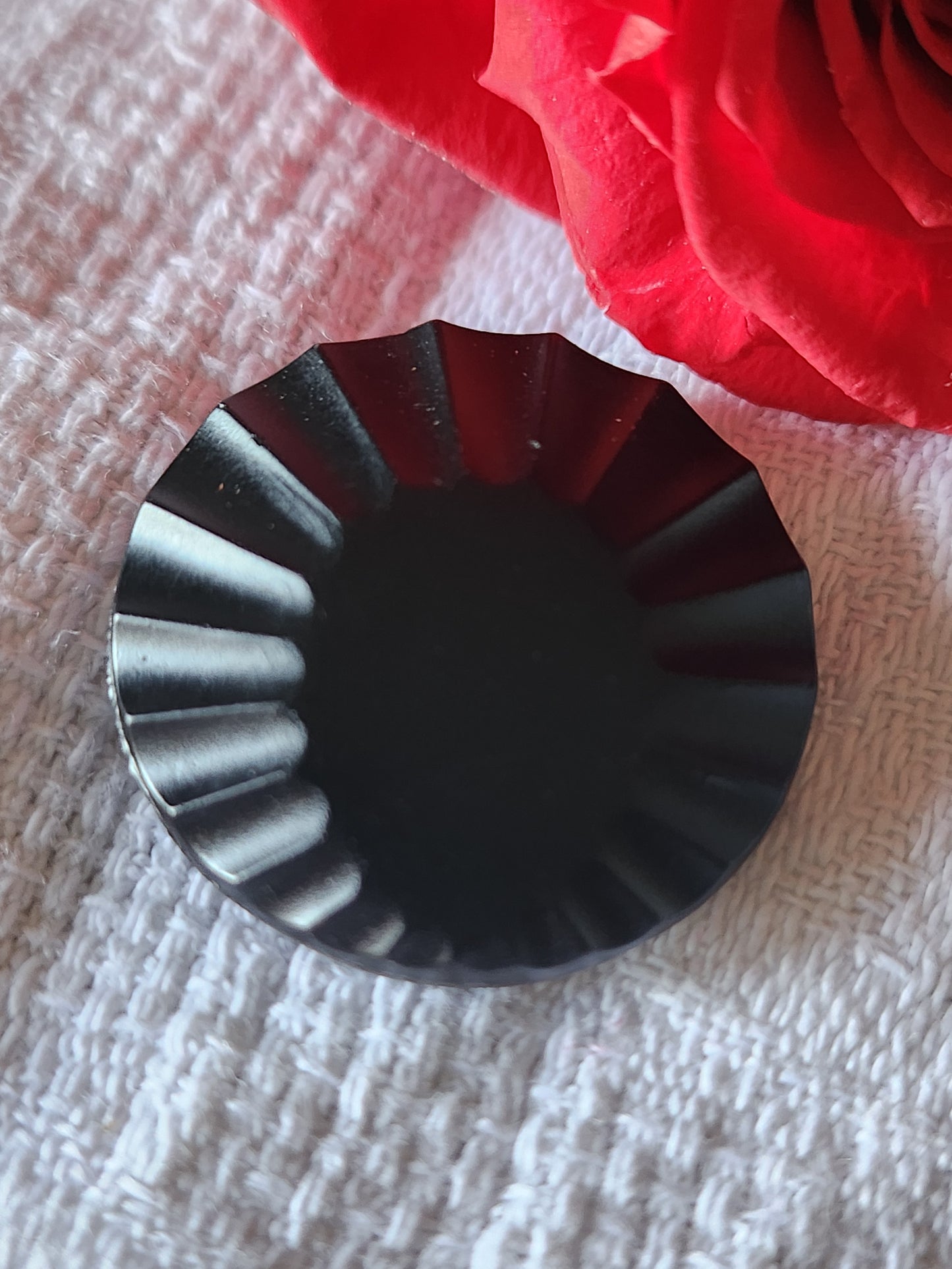 Ancien bouton en verre noir mat sculpté pied métal 2,7 cm G18B