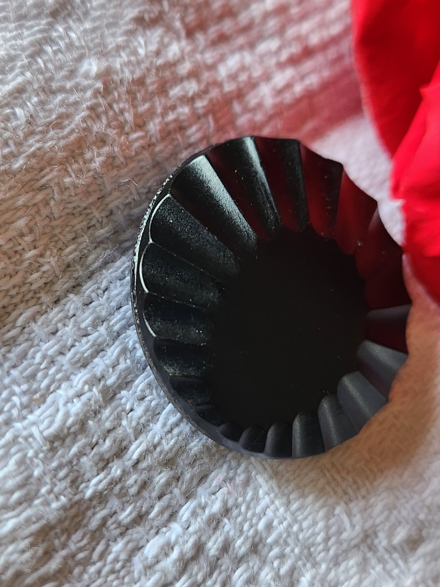 Ancien bouton en verre noir mat sculpté pied métal 2,7 cm G18B