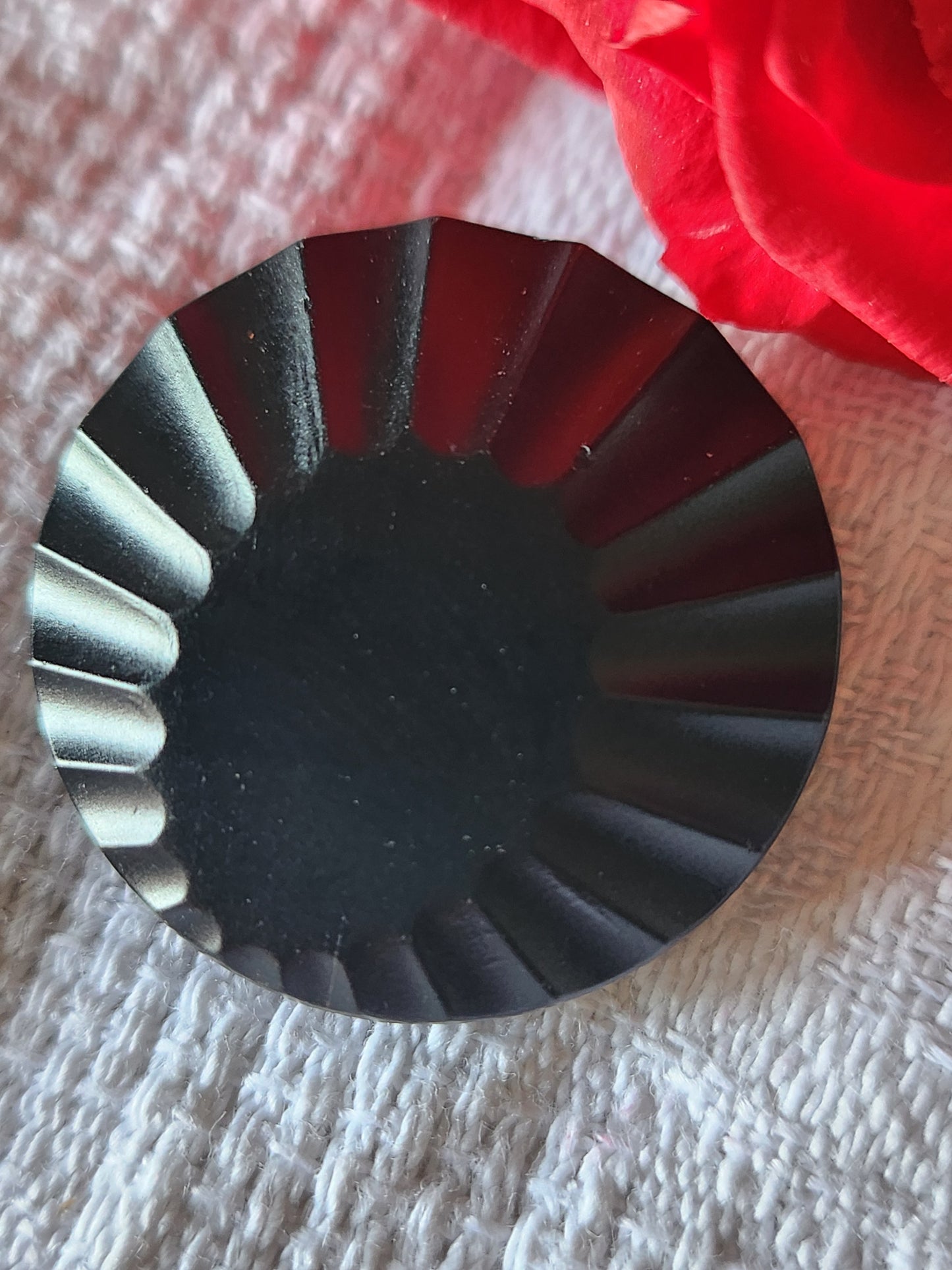 Ancien bouton en verre noir mat sculpté pied métal 2,7 cm G18B