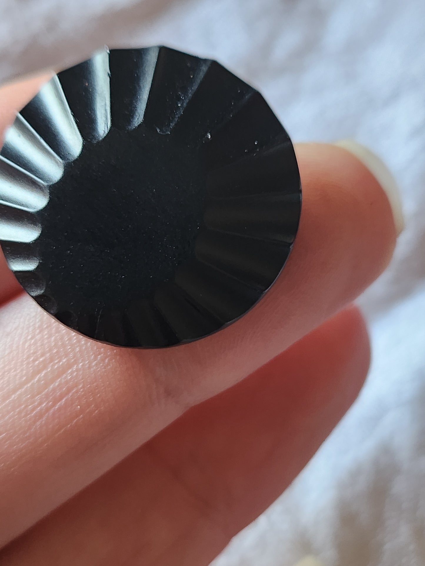 Ancien bouton en verre noir mat sculpté pied métal 2,7 cm G18B