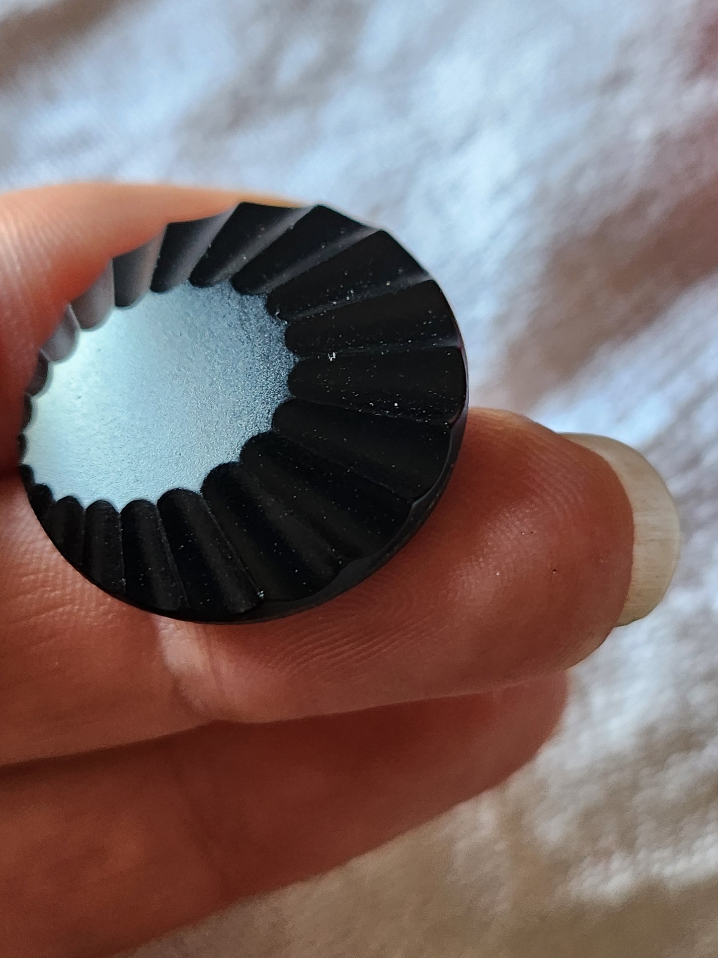 Ancien bouton en verre noir mat sculpté pied métal 2,7 cm G18B