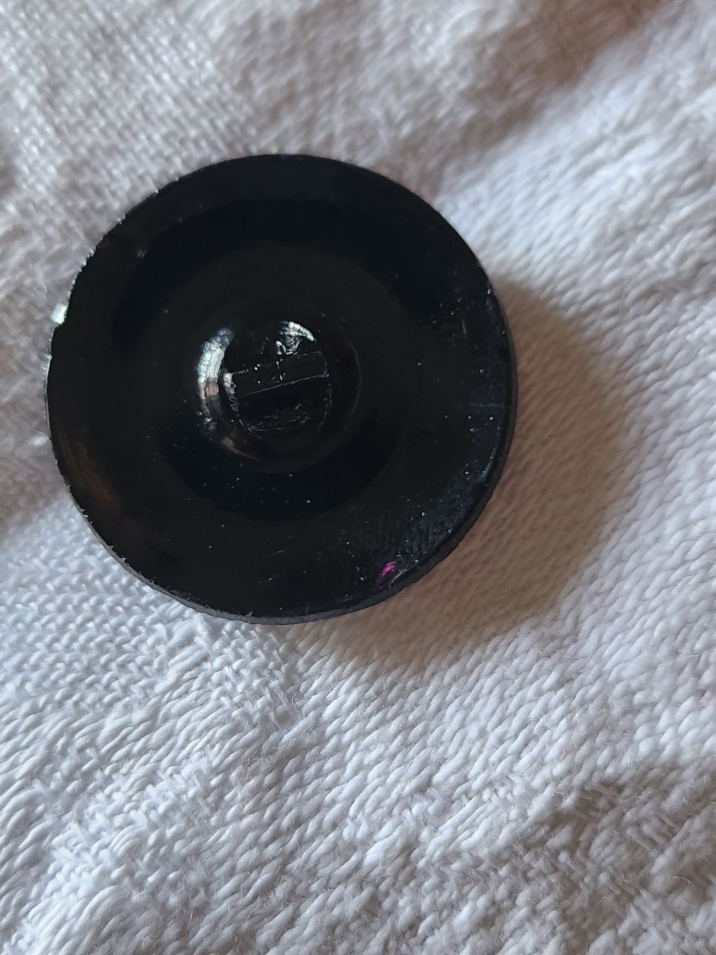 Ancien bouton en verre noir mat sculpté pied métal 2,7 cm G18B