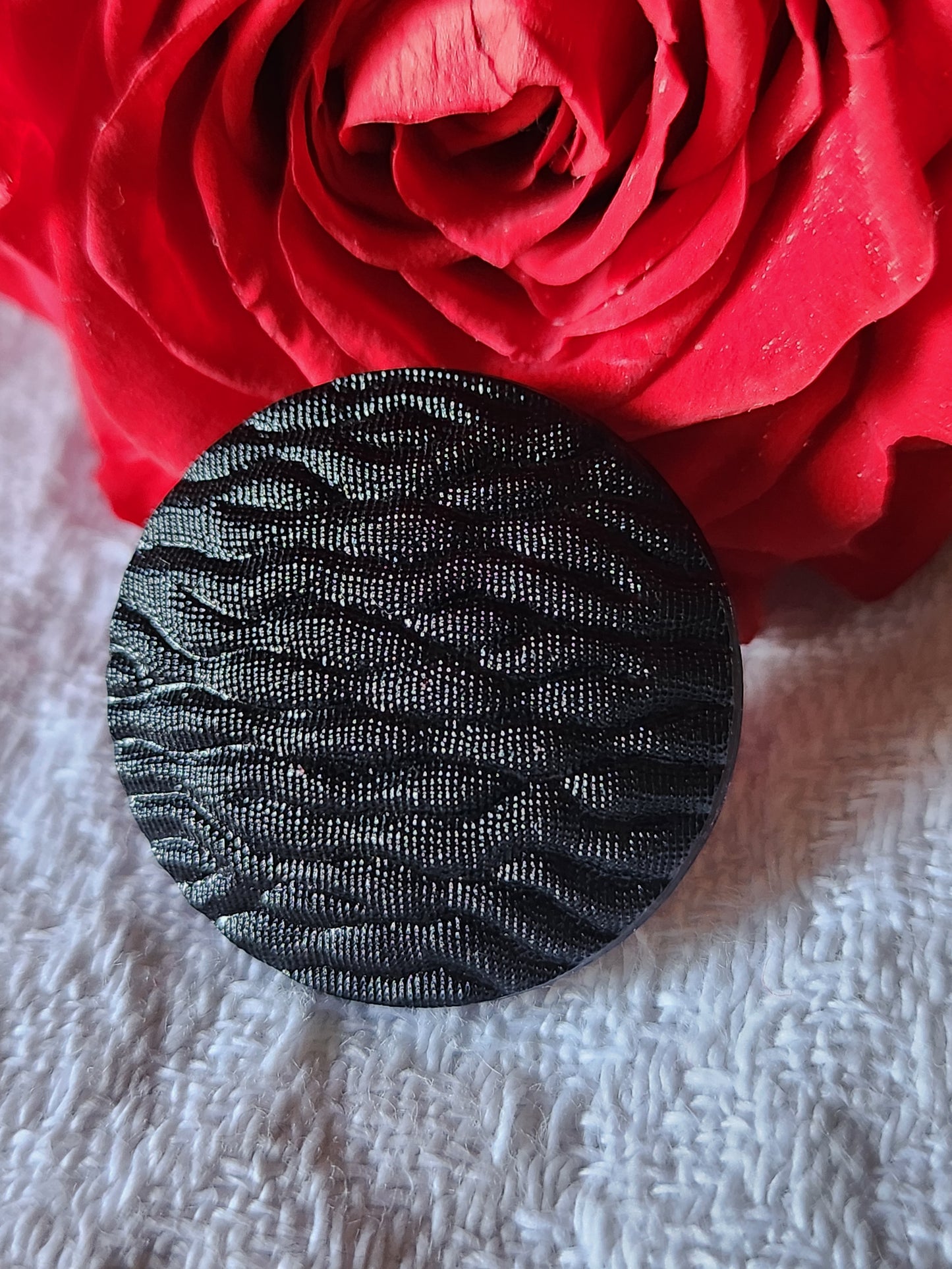 Ancien bouton en verre noir texturé mat pied métal 2,3 cm G18F