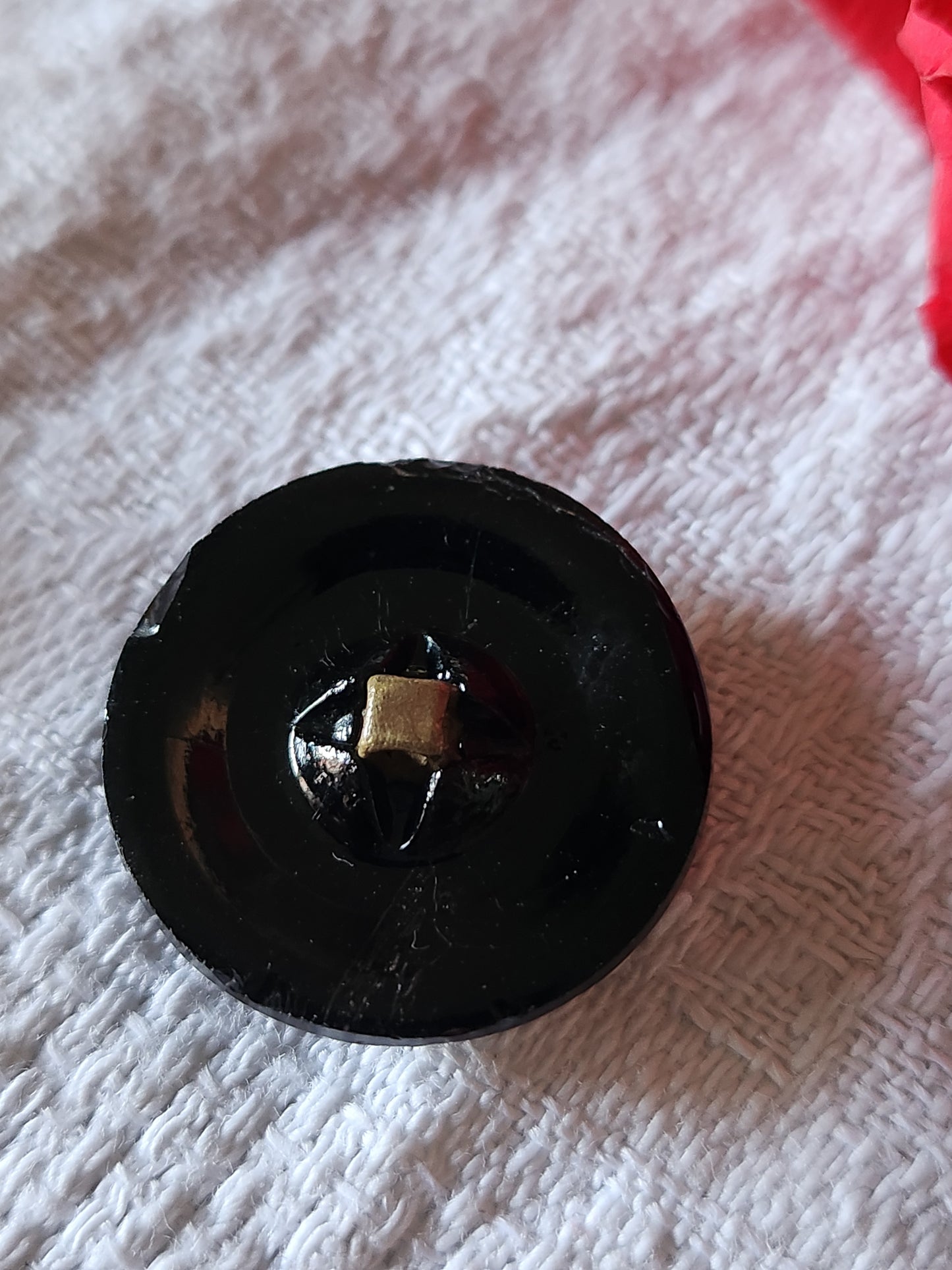 Ancien bouton en verre noir texturé mat pied métal 2,3 cm G18F