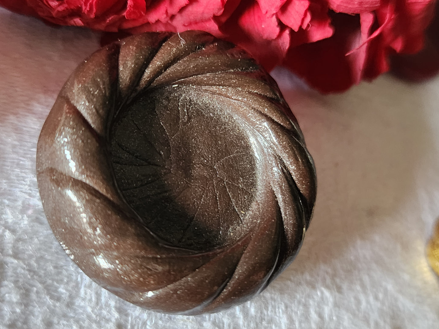 Gros bouton vintage en résine marron à pied 3,2 cm d4f