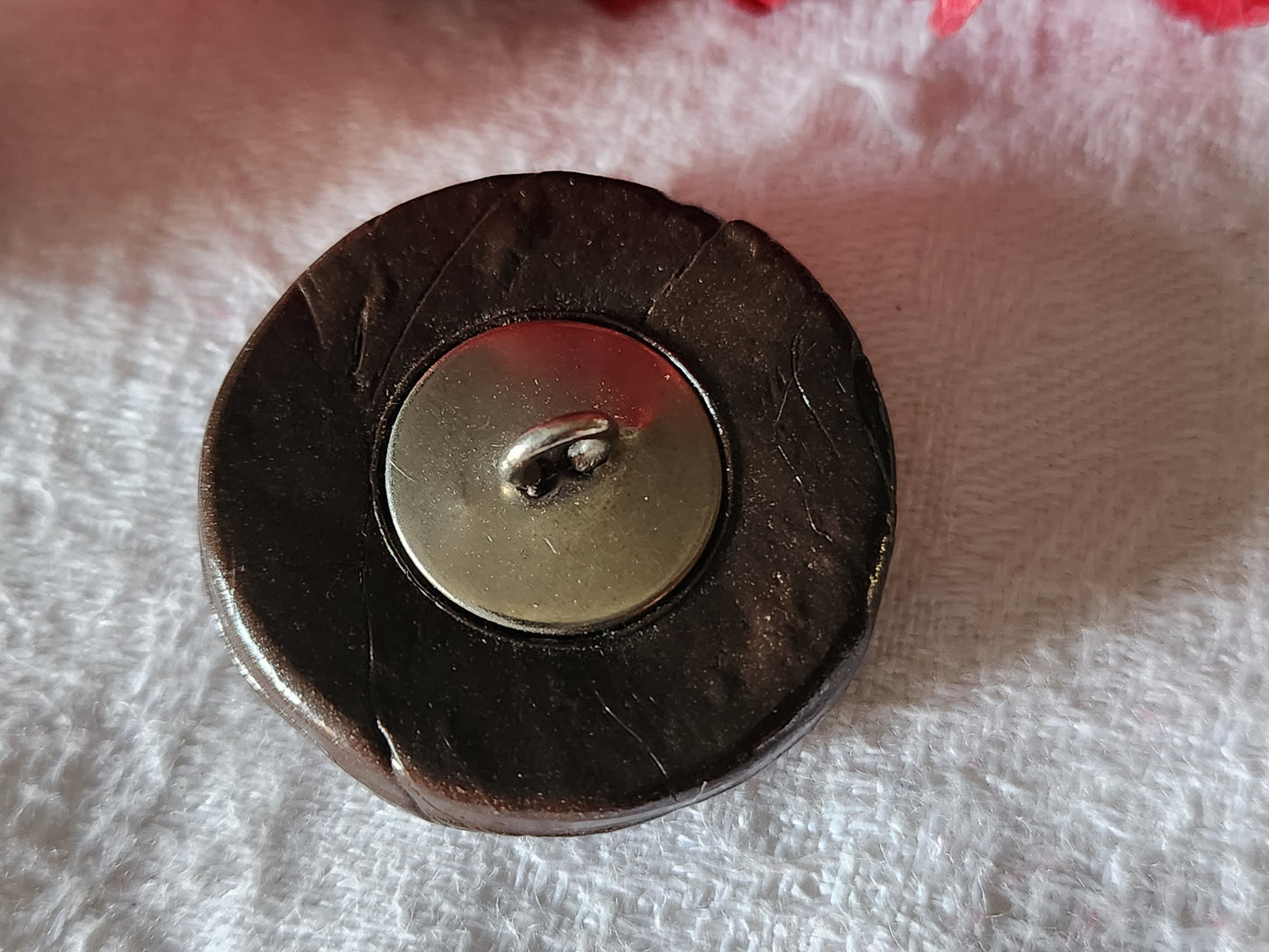 Gros bouton vintage en résine marron à pied 3,2 cm d4f