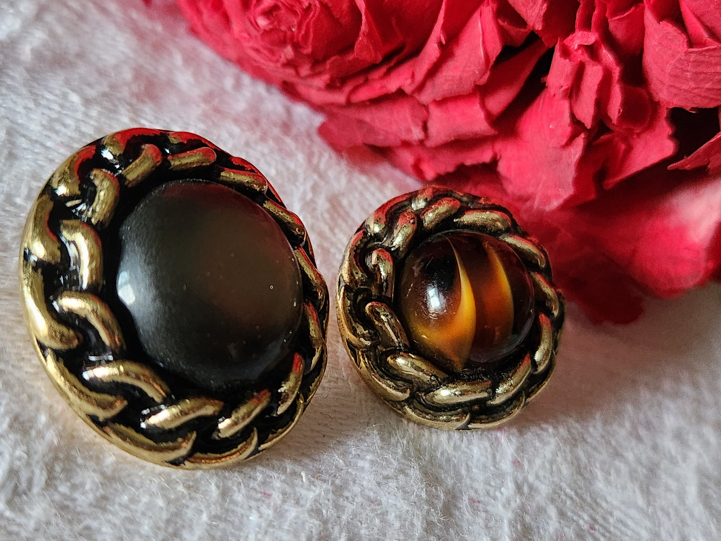 Duo boutons vintage monture en métal doré à pied 2,1 et 2,5 cm D4C