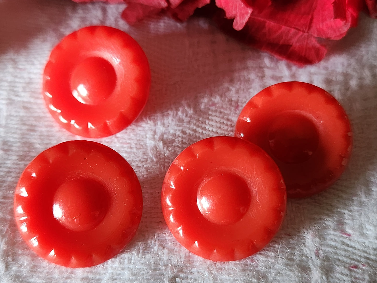 Lot 4 boutons anciens rouge forme de fleur plastique pied 1,8 cm D4G