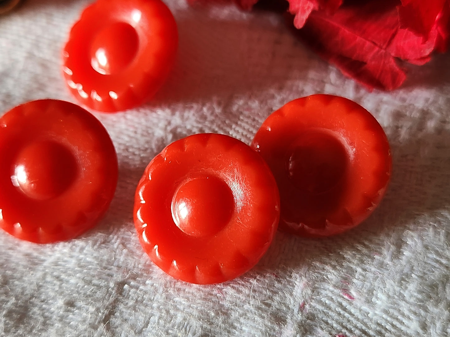 Lot 4 boutons anciens rouge forme de fleur plastique pied 1,8 cm D4G
