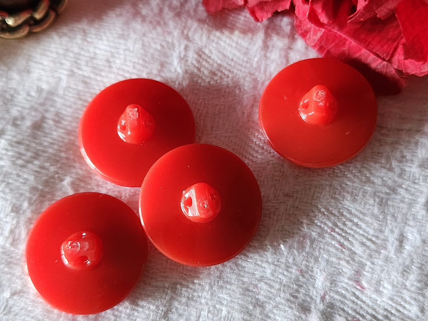 Lot 4 boutons anciens rouge forme de fleur plastique pied 1,8 cm D4G