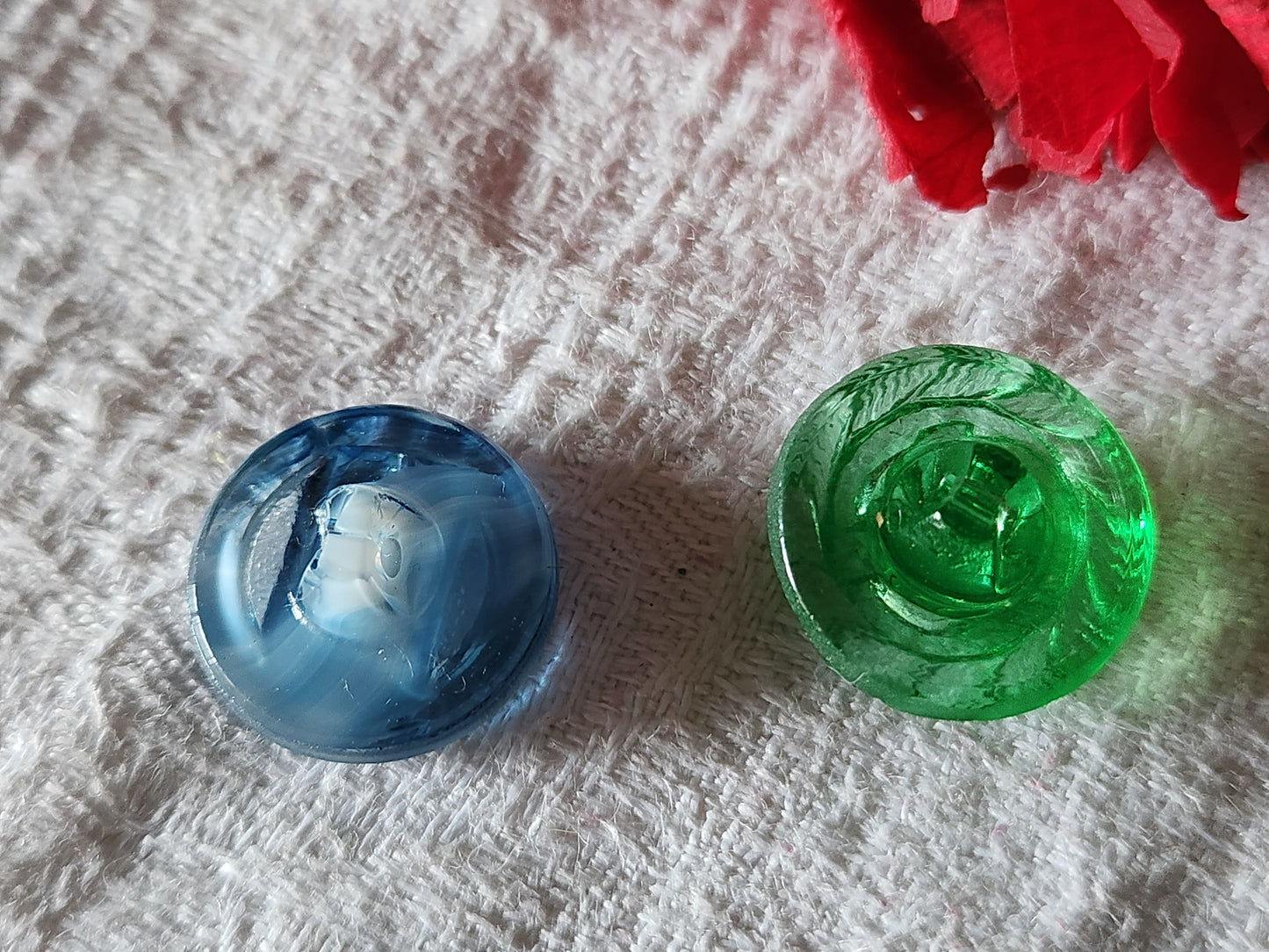 Duo boutons anciens en verre bleu et vert 1,7 cm D4J