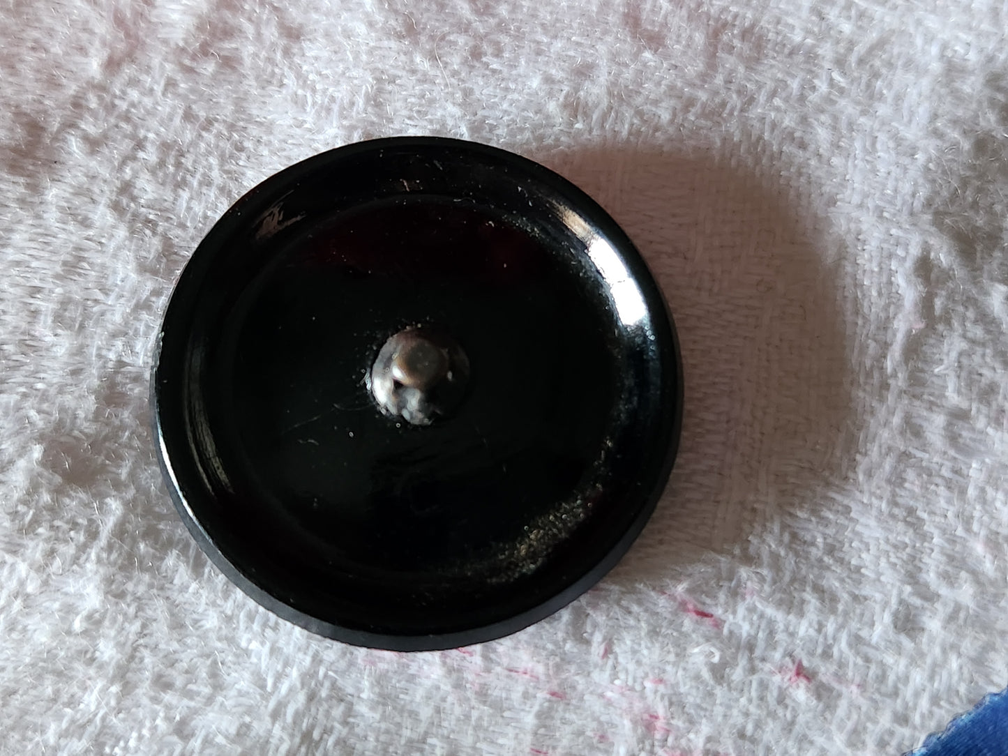 Gros bouton ancien en verre ,oir pourtour facette pied métal 3,2 cm D4N
