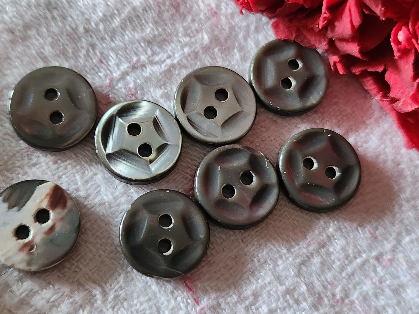 Lot 8 mini boutons anciens en nacre grise ciselé 1,2 cm D4I