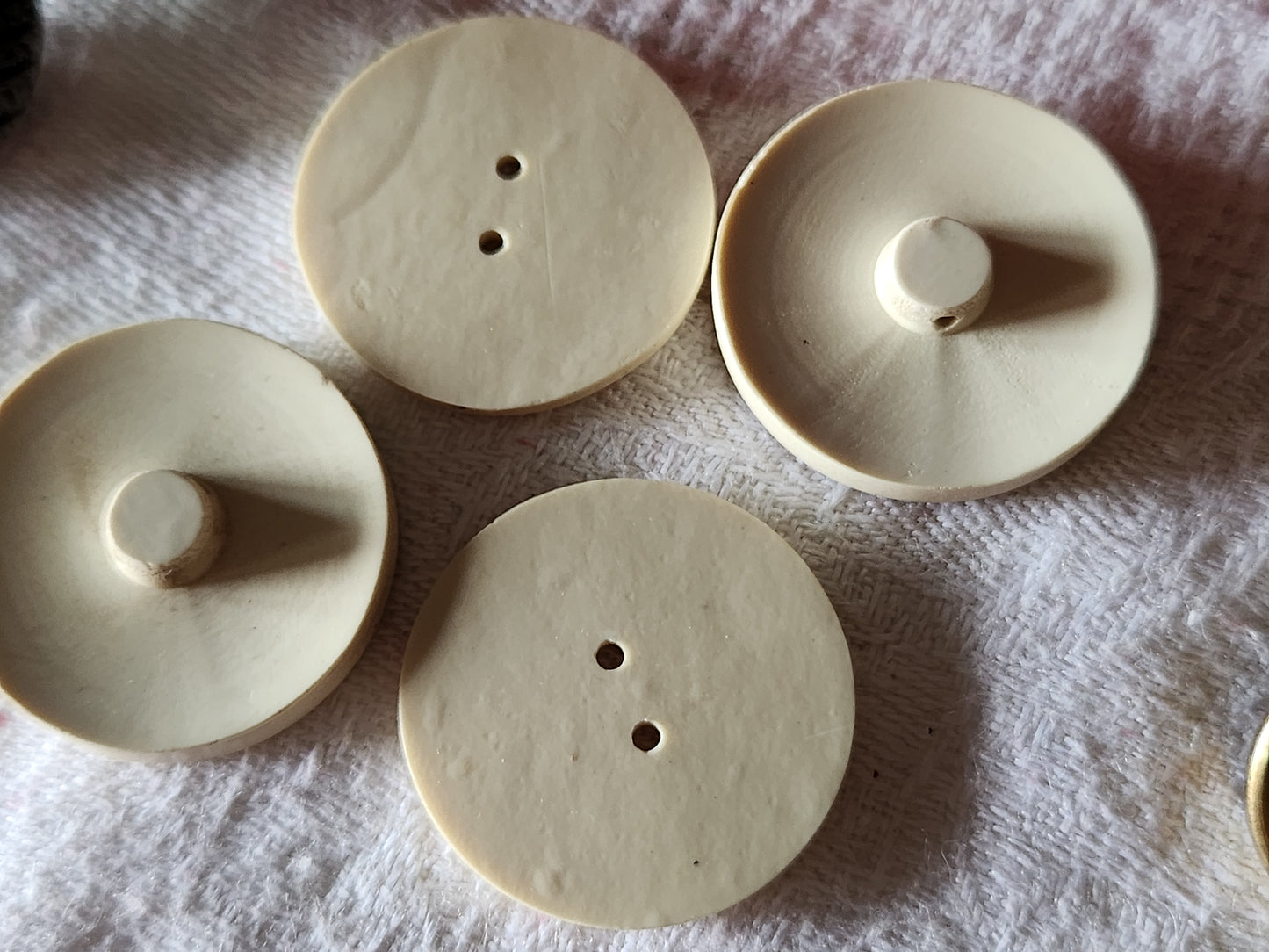 Lot 4 jolis boutons anciens créme 2,8 et 2,7 cm ref 3596