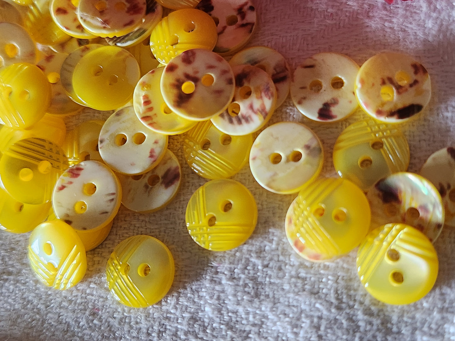 Rare lot de 10 boutons anciens en nacre jaune ciselé 1,1 cm ref 3599