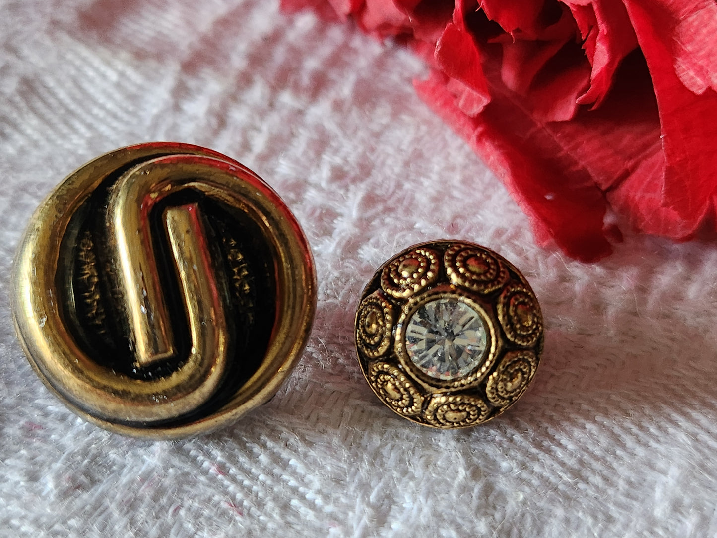 Duo boutons anciens en verre doré 1,1 et 1,7 cm D4M