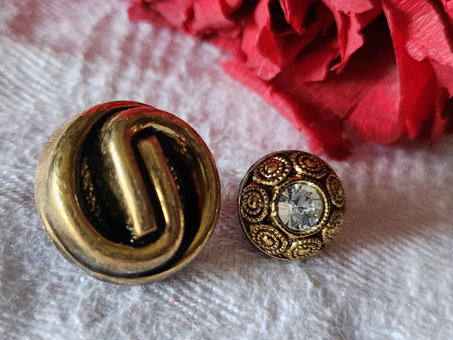 Duo boutons anciens en verre doré 1,1 et 1,7 cm D4M