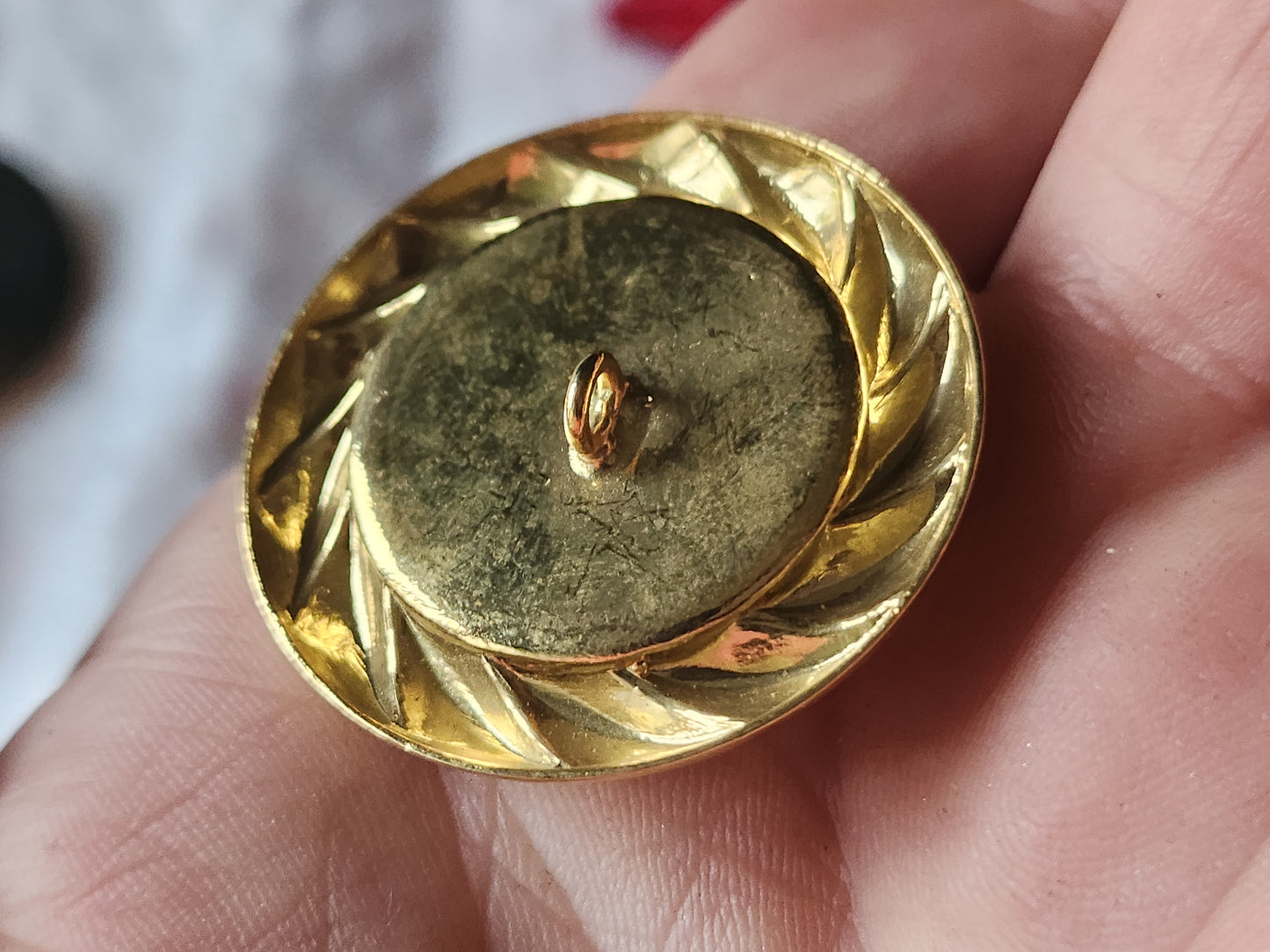 Gros bouton en métal doré et rouge ancien vintage 3,3 cm à pied superbe ref 3604