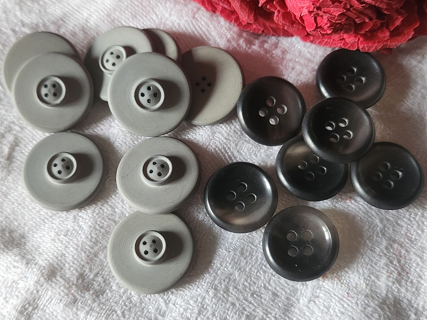 Lot 16 boutons vintage 2 séries tons gris 1,5 et 1,,8 cm ref 7013