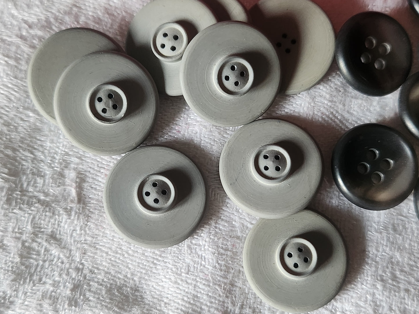Lot 16 boutons vintage 2 séries tons gris 1,5 et 1,,8 cm ref 7013