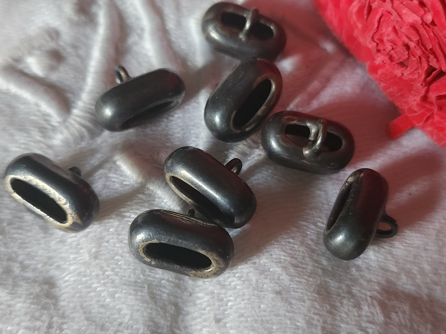 Lot 8 mini boutons anciens en métal ovale pied 0,7 sur 1,3 cm ref 7026