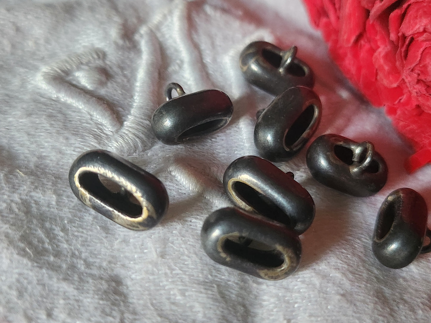 Lot 8 mini boutons anciens en métal ovale pied 0,7 sur 1,3 cm ref 7026