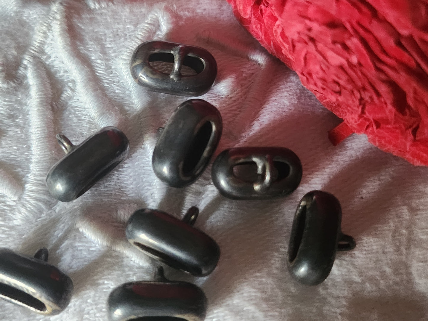 Lot 8 mini boutons anciens en métal ovale pied 0,7 sur 1,3 cm ref 7026