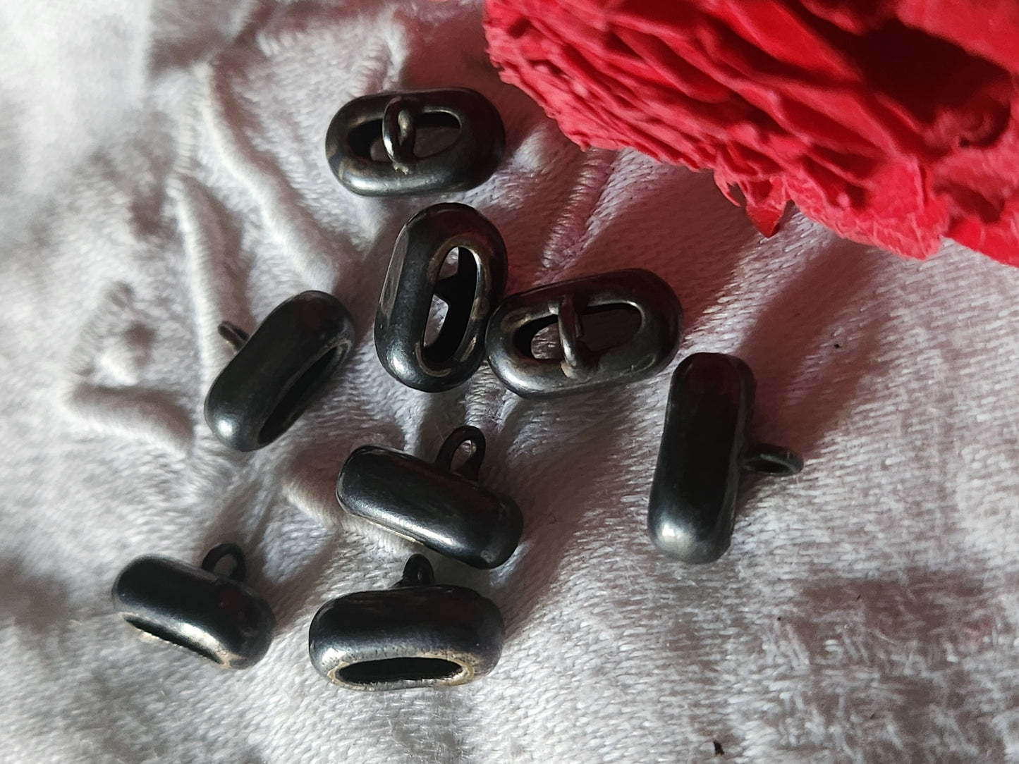 Lot 8 mini boutons anciens en métal ovale pied 0,7 sur 1,3 cm ref 7026