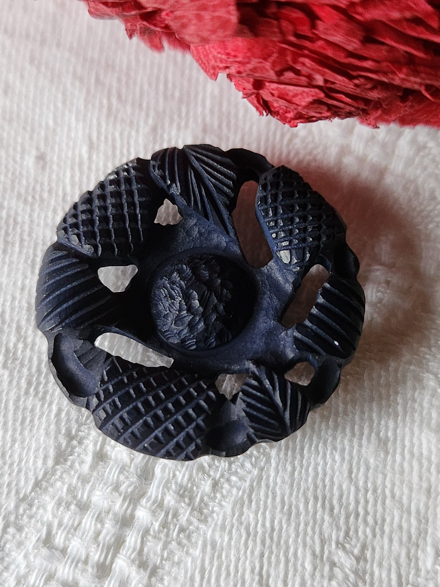 Gros bouton ancien bleu foncé mat marguerite ajouré 2,9 cm pied collection ref 7071