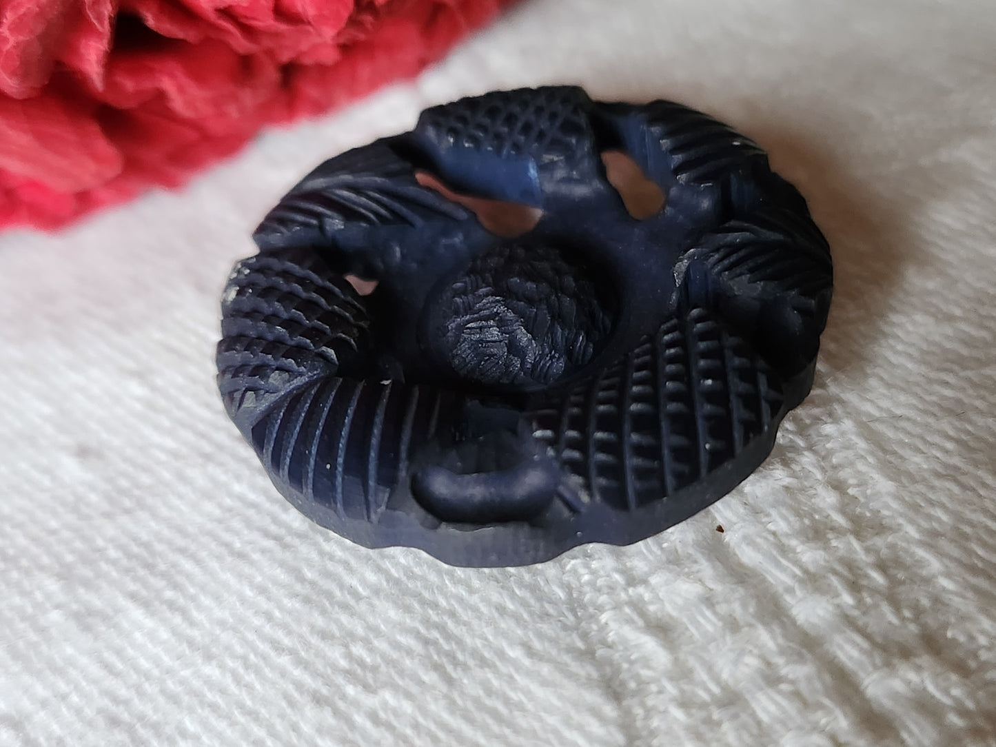 Gros bouton ancien bleu foncé mat marguerite ajouré 2,9 cm pied collection ref 7071