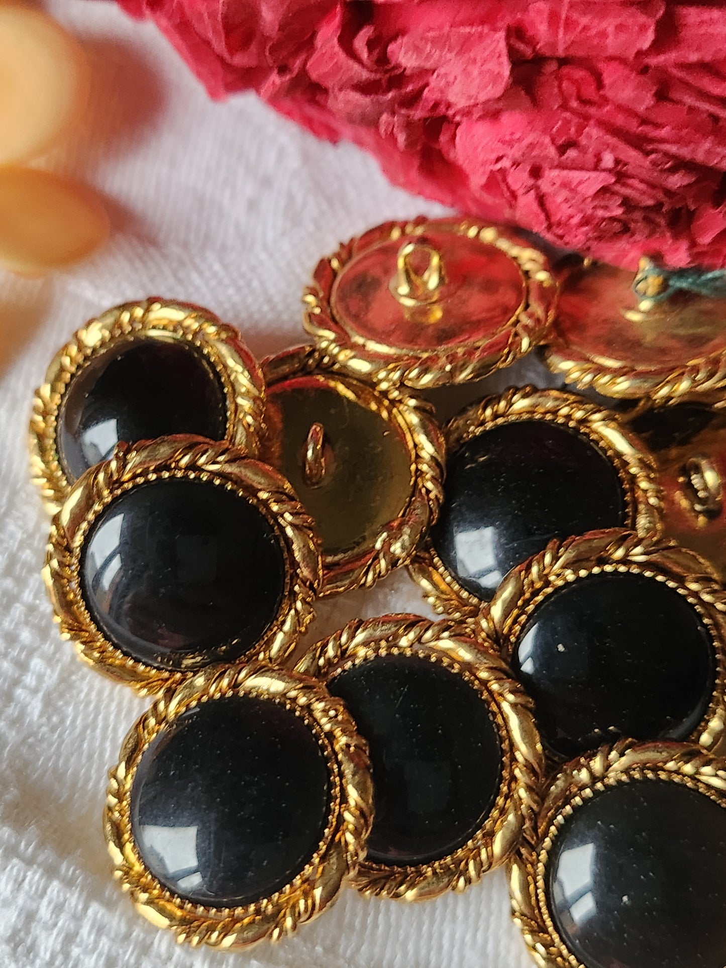 Lot 6 jolis boutons vintage en Métal noir doré pied bombé 2 cm ref 7072
